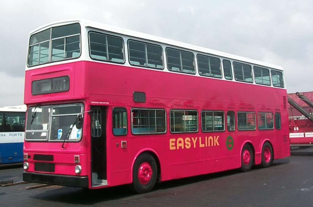 一輛剛髹好車身和完成改裝工程的 MCW Metrobus ，從英國運抵加納的貨櫃碼頭。