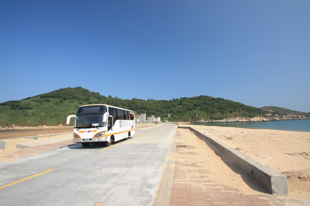 北竿機場後的塘后路，兩邊都是沙灘，是前往后沃村的唯一道路，部份公車班次會駛經。