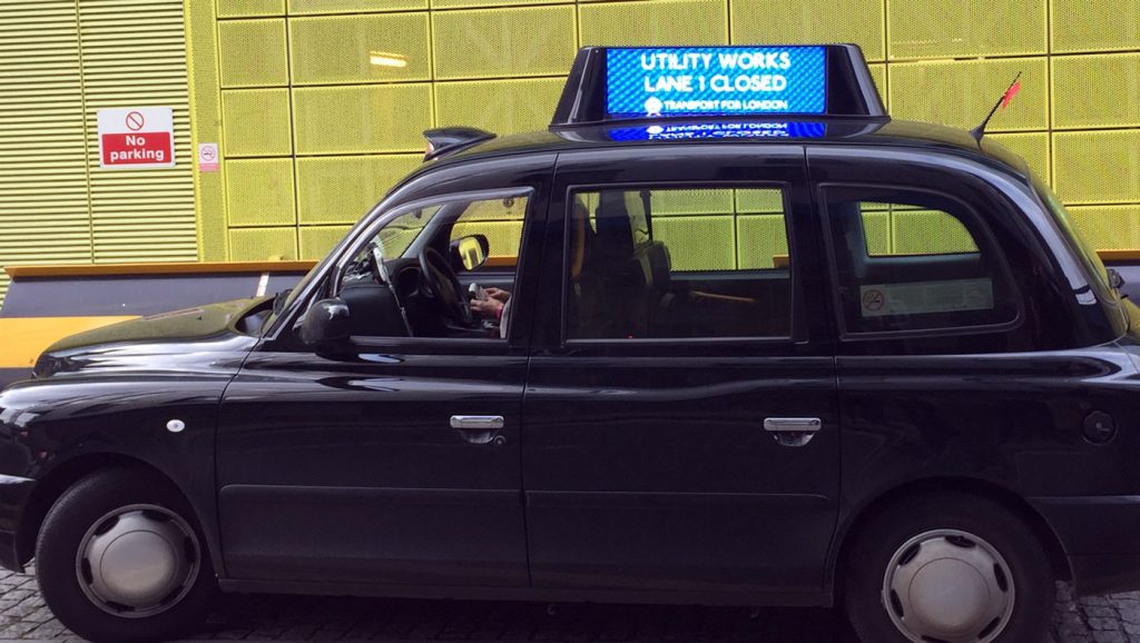 倫敦運輸試驗於倫敦的士車頂展示即時交通消息。