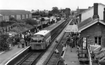 真正的鐵路巴士NEL847M 1980年8月13日,NEL847M在Bishops Lydeard車站展示與媒體。© Stephen Edge