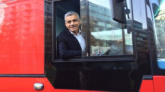 倫敦市長Khan先生還表示，在倫敦市中心的所有新型號單層巴士將是電動或氫氣驅動。
