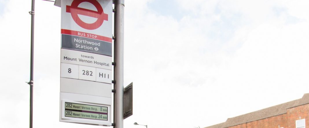 倫敦運輸試驗於巴士站旗上提供實時巴士到站時間