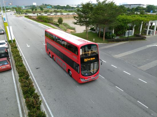 新一代九巴巴士以傳統紅色為主，配以銀色線條點綴車身。