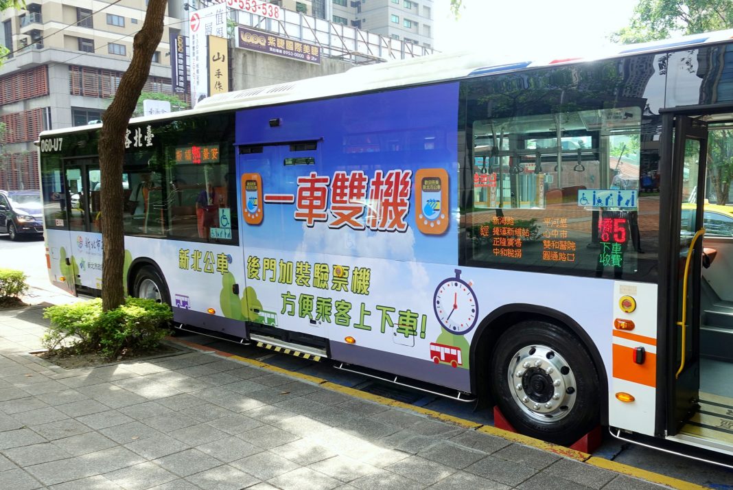 新北市15家客運業者、2000多輛公車，將全面在公車後門加裝刷卡驗票機。