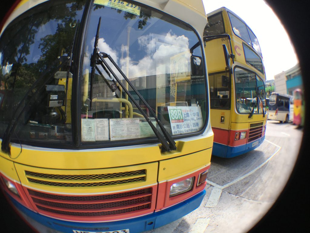 居民穿梭巴士服務現已提供不設企位、停站較少等繁忙時間服務，政府現鼓勵專營巴士公司提供類似服務。
