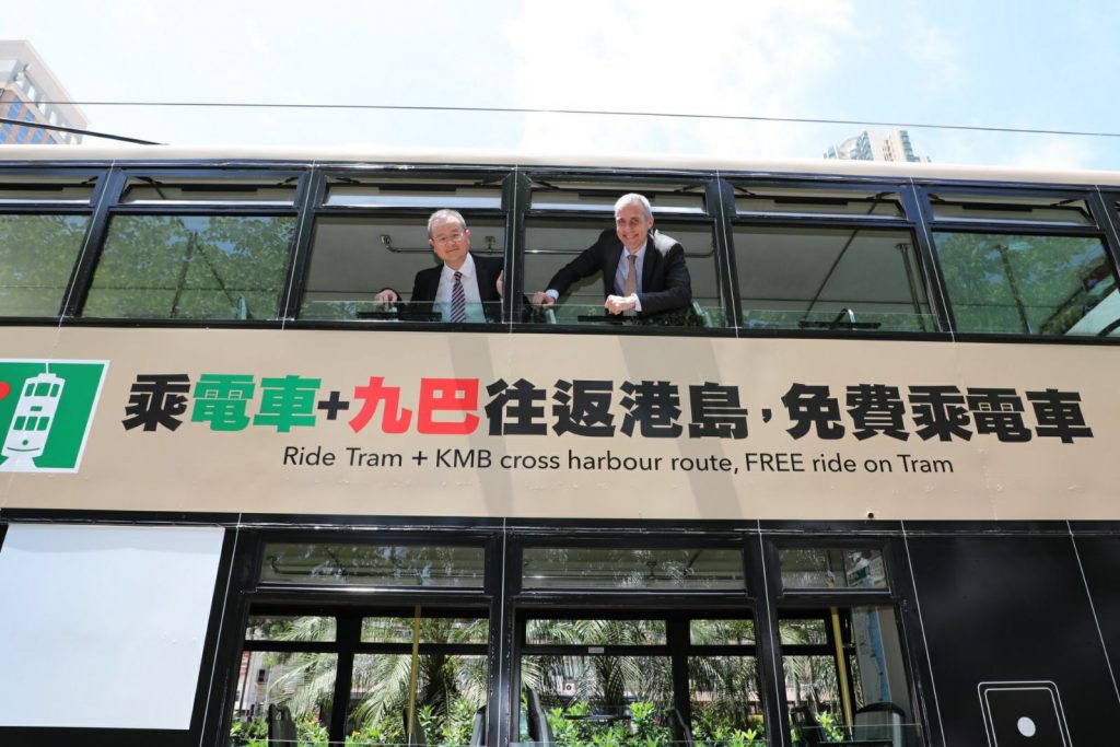 九巴企業策劃及業務發展總經理蘇偉基（左）表示，很高興與香港電車有限公司合作，令計劃得以推展，讓乘客受惠。