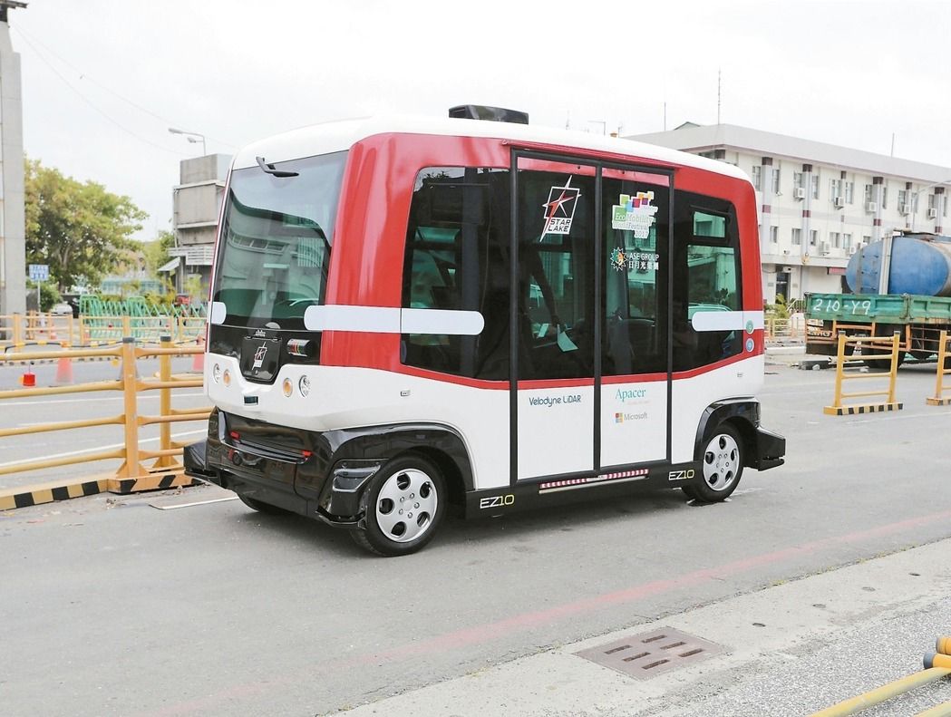 高雄市引進台灣第一輛無人駕駛小巴