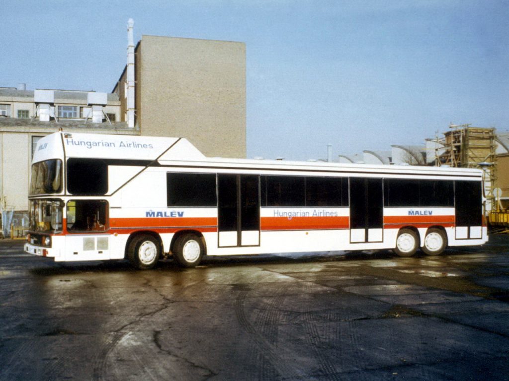 收起客梯後，Ikarus 692是一部四軸轉向單層巴士。