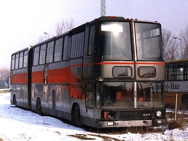 Ikaru 695既是掛接巴士，又是行李搬運車，又是停機坪客梯車。