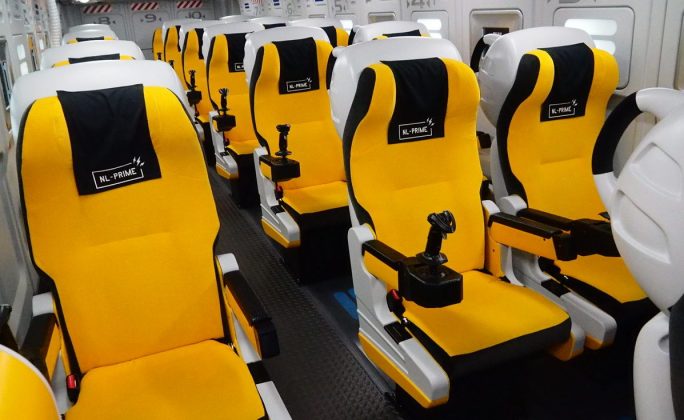巴士內座椅都是專門打造，每個座位都有專屬的遊戲搖桿可乘客使用。 (網上圖片)