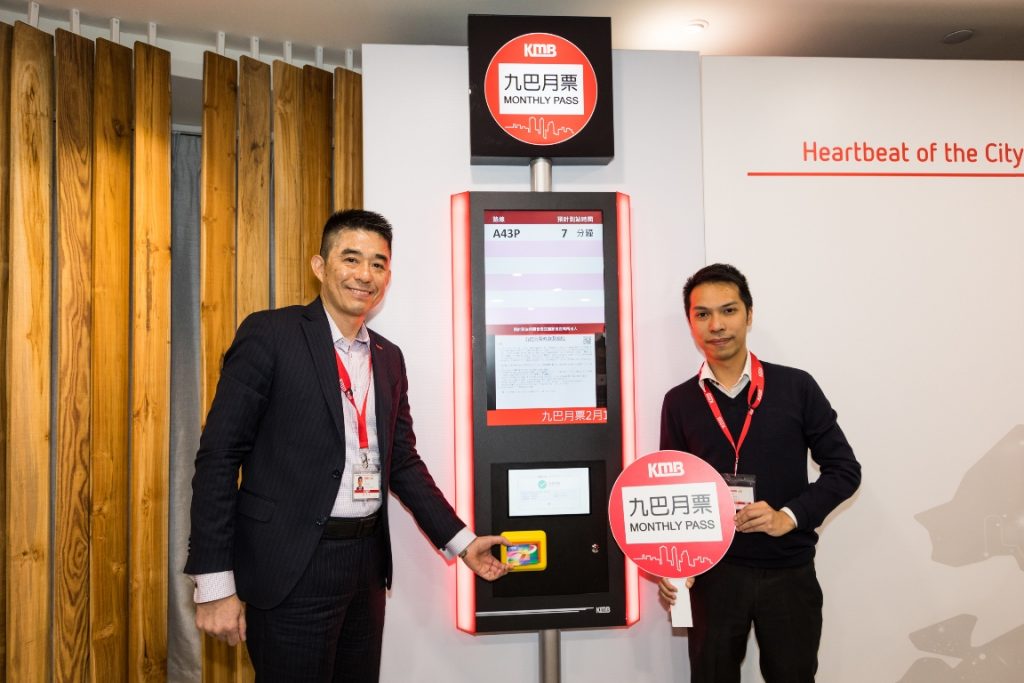 九巴車廠總經理彭樹雄先生(左)及業務發展經理梁領彥先生(右)示範如何購買及使用九巴月票。