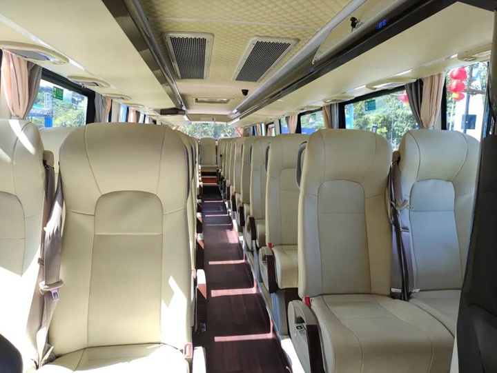 巴士可載45名乘客，配備有空調系統