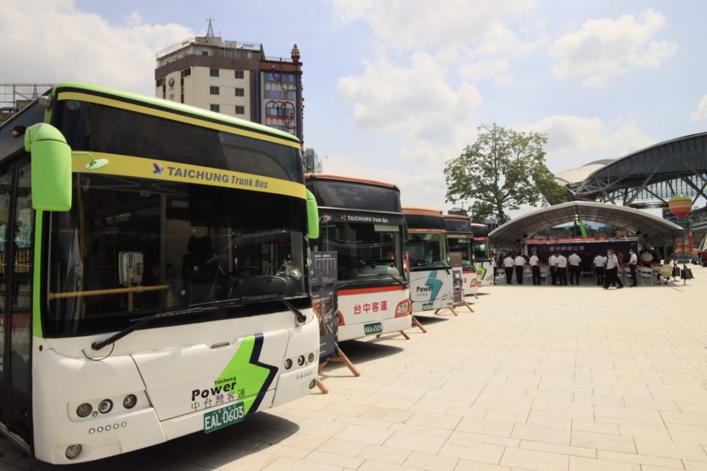 台中市於七月一日推出六條「幹線巴士」服務，以不同顏色車身塗色加強乘客認知。 (攝影： Leslie Chan)