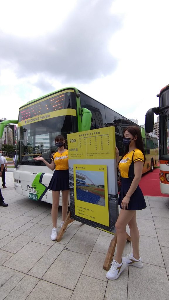 台中太陽籃球隊 Shiny Girls 介線黃色「幹線公車」700路崇德幹線 (攝影： Leslie Chan)