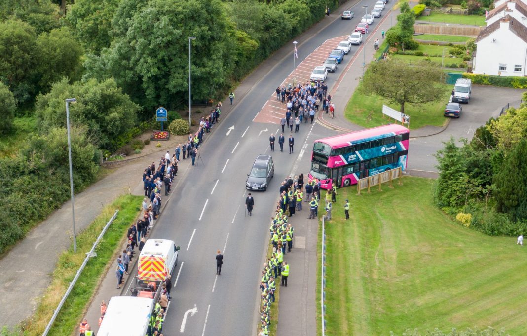 William Wright 葬禮途經 Wright 廠房，員工列隊送別。