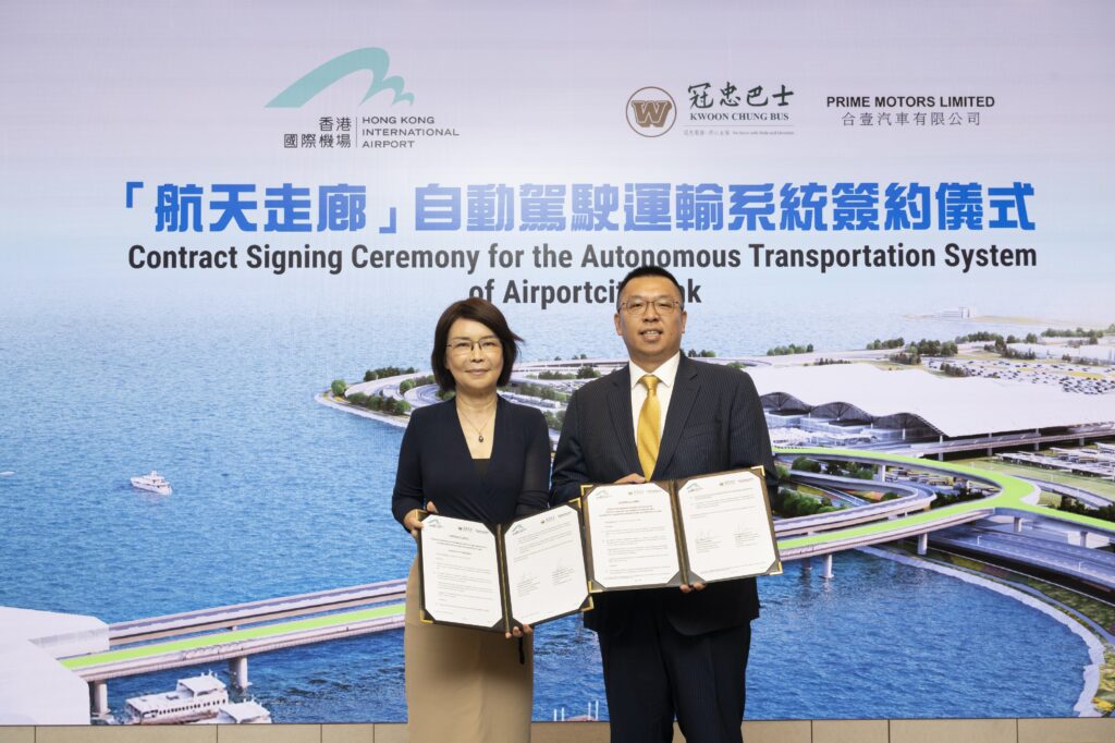 機管局署理行政總裁張李佳蕙及冠忠智慧出行董事黃焯安簽署協議。