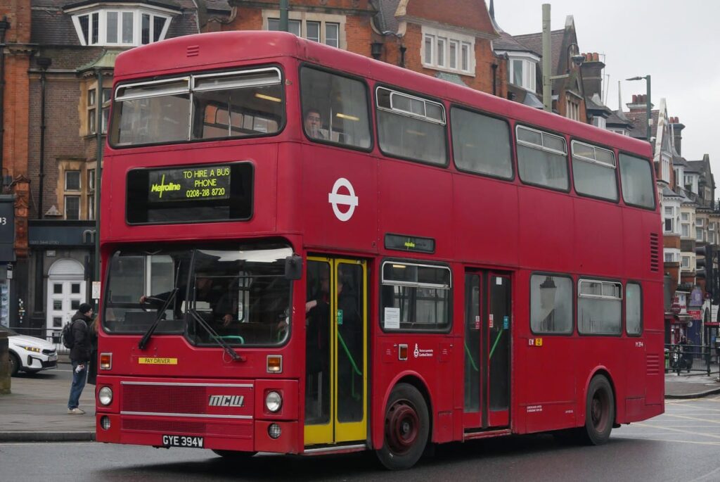 MCW Metrobus 也來湊熱鬧。(攝影：行人）