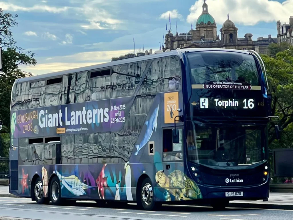 Lothian Volvo B8L / ADL Enviro400XLB / SJ19OZD 曾配上不同車身塗裝，包括愛丁堡動物園水族館 （攝影：Alan Wong）